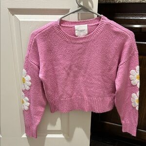 Adorable baby pink knit sweater with white daisy 🌼 knit flowers on sleeves